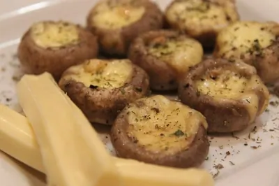 Шампиньоны с сулугуни