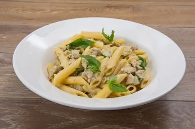 Пенне с колбасками и горчицей