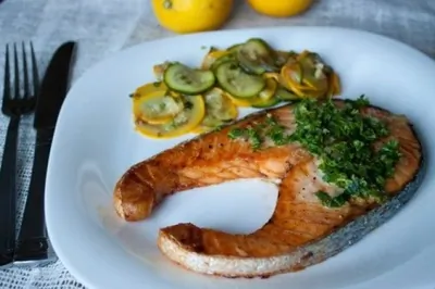 Запеченный лосось с релишем из трав и каперсов