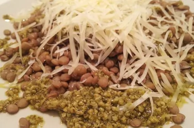 Зеленая чечевица с песто и пармезаном