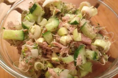 Салат из тунца, лука-порея и ростков люцерны
