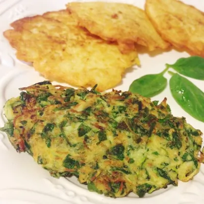 Детокс оладьи из цукини с зеленым луком и мятой