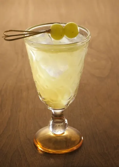 Коктейль «Виноградный физ» (Grape Fizz)