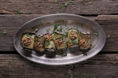 Рулетики из баклажанов с орехами