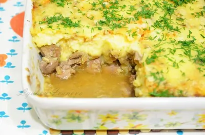 Картофельная запеканка с печенкой, тушеной в белом вине, и орехами