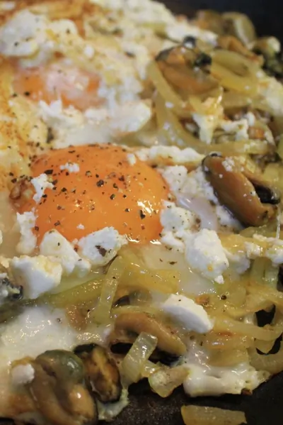 Яичница с мидиями и фетой