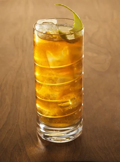 Коктейль «Дарк-н-сторми» (Dark’n’Stormy)