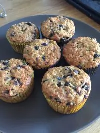 Маффины с морковью и черной смородиной