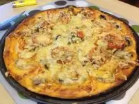 Домашняя пицца с курицей и грибами