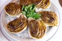 Ароматные устрицы под пряным соусом