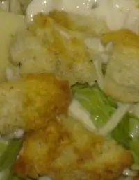 Чесночный гренки для салата «Цезарь»