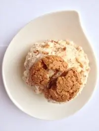 Взбитое сливочное мороженое с миндальной крошкой