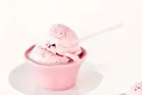 Мягкое клубничное мороженое