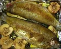 Форель, запеченная с осенними овощами и фруктами