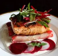 Лосось на гриле и каннеллони с творогом, свеклой и пармезаном