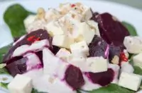 Зеленый салат со свеклой и сыром
