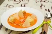 Тыквенный суп с тигровыми креветками, пармезаном и тыквенными семечками