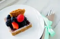 Тарталетки с ягодами и ежевичным фланом