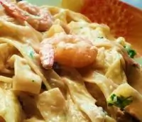 Феттучини альфредо с креветками