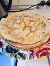 Тонкие блины со сливочным маслом