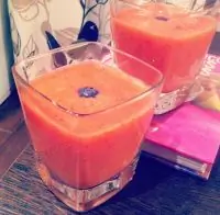 Клубнично-банановый коктейль с грушевым соком