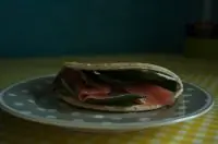 Cэндвич с семгой и шпинатом