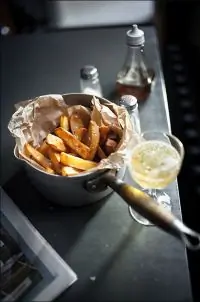 Картофель с соусом дзадзики и морской солью