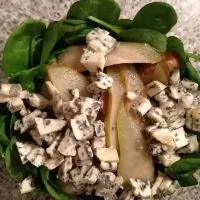 Салат из груши с сыром дор-блю