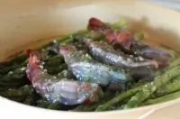 Креветки со спаржей и зеленым маслом