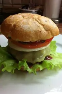 Гамбургеры с овощами и сыром