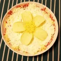 Слоеный грибной салат с ветчиной и чипсами