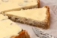 Творожный пирог с фейхоа и клубничным соусом