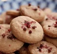 Сырное печенье с розовым перцем