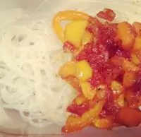 Тушеные перцы в кисло-сладком соусе с фунчозой