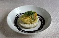 Спинка трески с брандадой, луком-пореем и шоколадным соусом