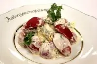 Салат из помидоров с аджикой