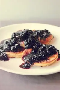 Сырники с черничным топпингом