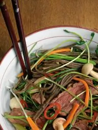 Гречневая лапша с овощами, уткой и древесными грибами