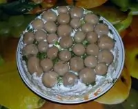 Слоеный грибной салат с курицей и картофелем