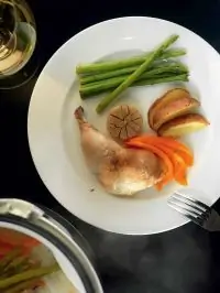 Курица с томленым чесноком, картофелем, зеленой спаржей и перцем