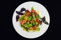 Салат с курицей и персиками