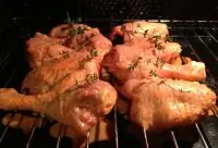 Запеченные куриные ножки, маринованные в кокосовом молоке со специями тандури