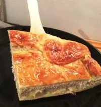 Пирог из слоеного теста с сельдью