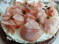 Сливочно-рокфоровый торт с рукколой и прошутто