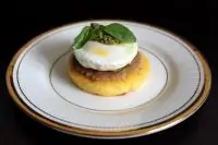 Полента с тунцом, яйцом пашот и соусом песто