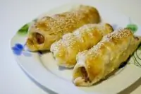 Сосиски в слоеном тесте с кунжутом
