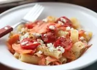 Ригатони с обжаренным лососем, помидорами черри и сыром фета