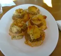 Гратини (рулетики из семги с креветками и сыром, запеченные в духовке)