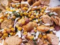 Салат из печени трески с гренками