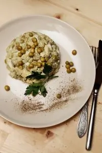 Вегетарианский оливье с авокадо